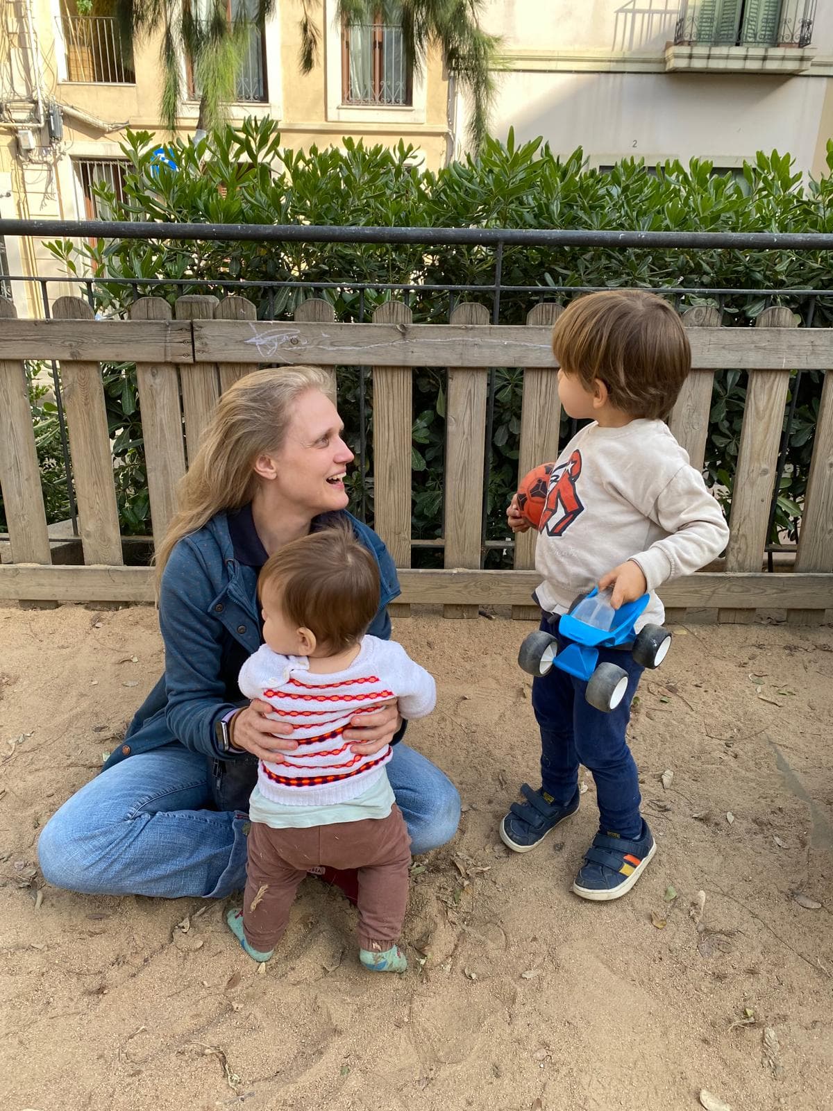 Tash con sus dos hijos en un parque de Barcelona