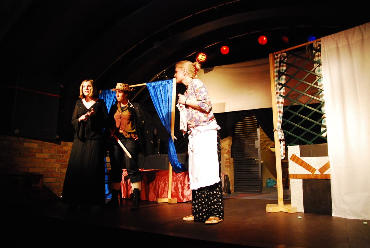 Tash en un grupo de teatro en portugués, Jena